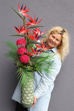 Strelicja Nedila Red, kompozycja w wysokim wazonie, wys.112cm 