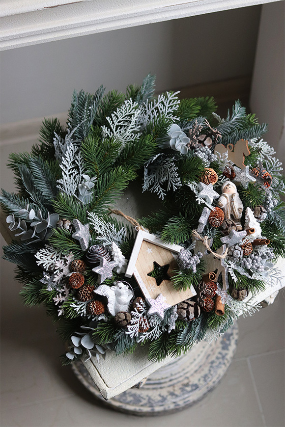 Nordic House, świąteczny wianek na drzwi