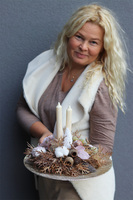 Beige Classic, stroik ze świecą na talerzu