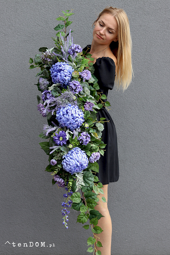 Dacja Blue, girlanda nagrobna na desce