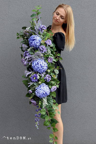 Dacja Blue, girlanda nagrobna na desce