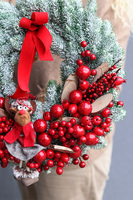 Mroźna Czerwień, świąteczny wianek z reniferem