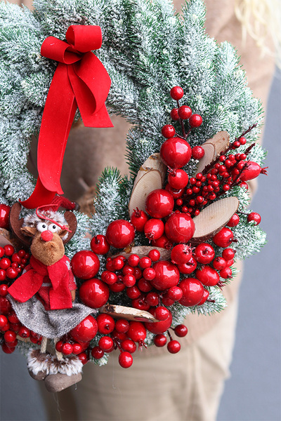 Mroźna Czerwień, świąteczny wianek z reniferem