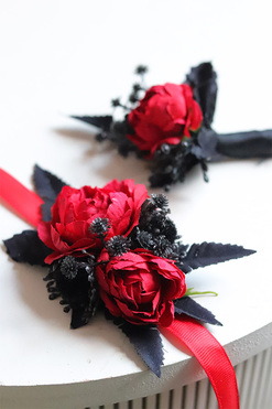 Red&Black, biżuteria kwiatowa na bal maturalny, komplet butonierka + korsarz