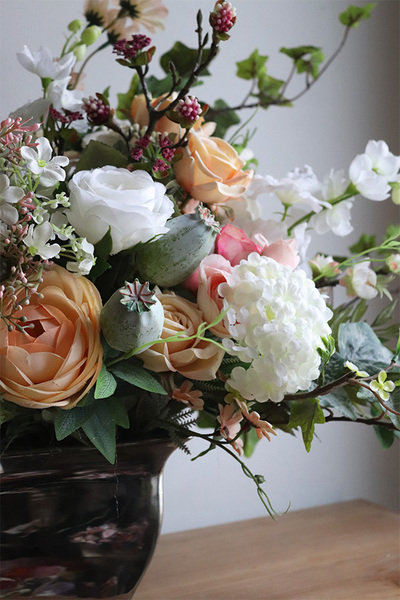 Baronessa Ideale, kompozycja kwiatowa w srebrnej donicy, wys.50x55x35cm