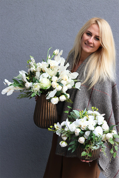 Elegance Hotel 2, biała kompozycja kwiatowa