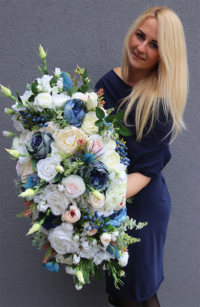 Blue Nalia Big, wiosenna kompozycja kwiatowa w srebrnej łódce, wym.40x67cm