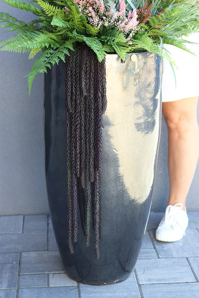 Magnolie Lux Black, wysoka kompozycja w czarnej donicy