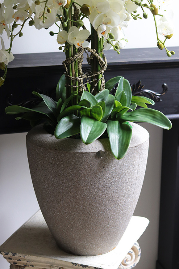 Beigenate 2, sztuczny storczyk w ceramicznej donicy