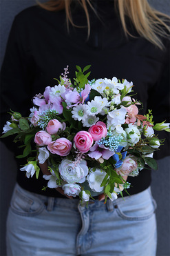 Deluni Teressa, kompozycja kwiatowa z kokardką, wys.27cm