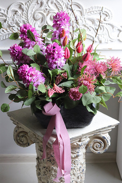 Katarina Spring Volcan, kompozycja nagrobna w misie, wys.57cm 