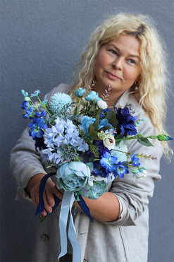 Blue Mood, niebieski bukiet nagrobny do położenia i wazonu, wys.50cm