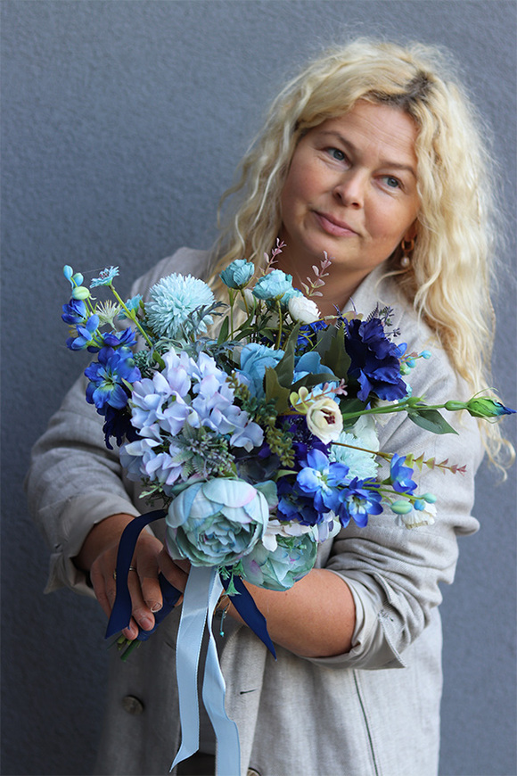 Blue Mood, niebieski bukiet nagrobny do położenia i wazonu