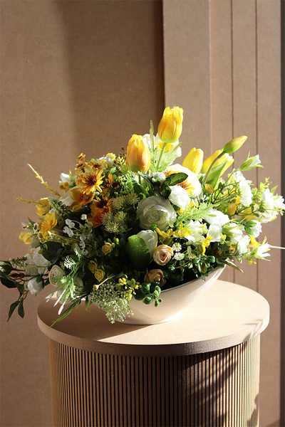 Amira Asimetrio, wiosenna dekoracja kwiatowa