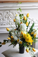 Żółta Pani Wiosna, bukiet nagrobny we wkładzie do wazonu