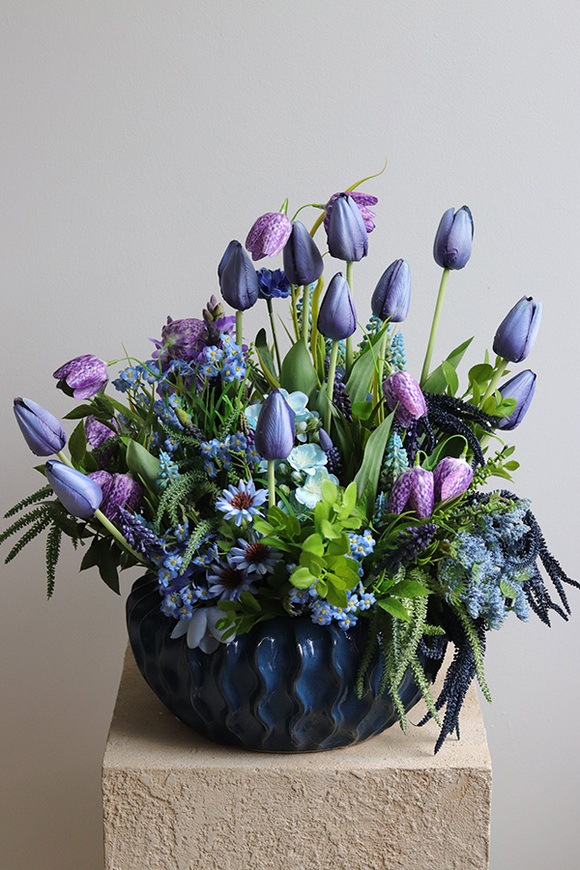 Niebieskava, wiosenna kompozycja z tulipanami