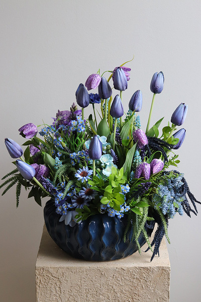 Niebieskava, wiosenna kompozycja z tulipanami