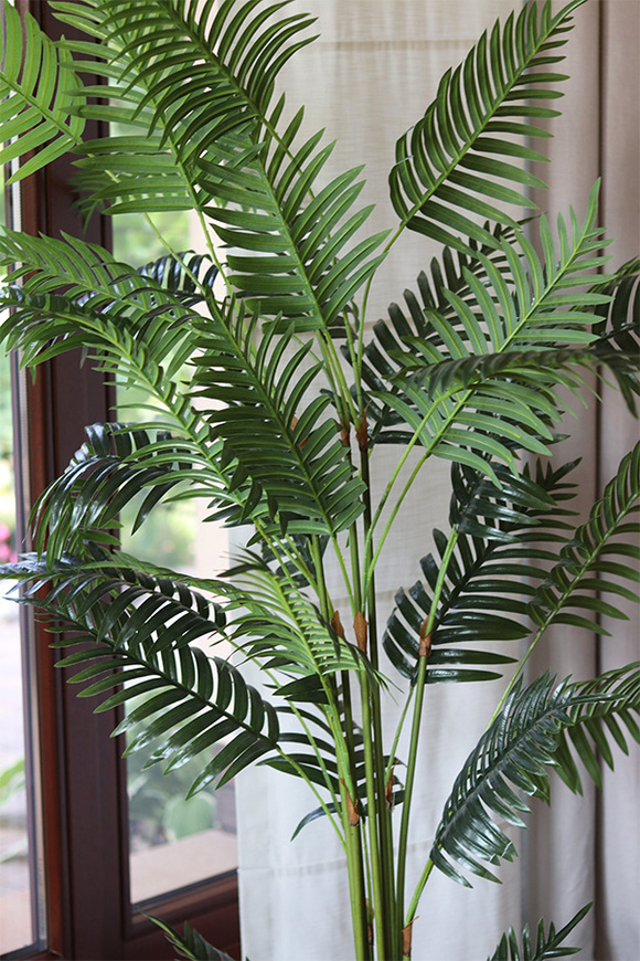 Palma, sztuczna roślina w doniczce