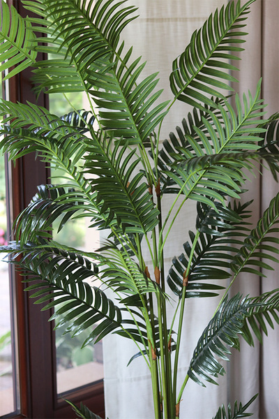 Palma, sztuczna roślina w doniczce