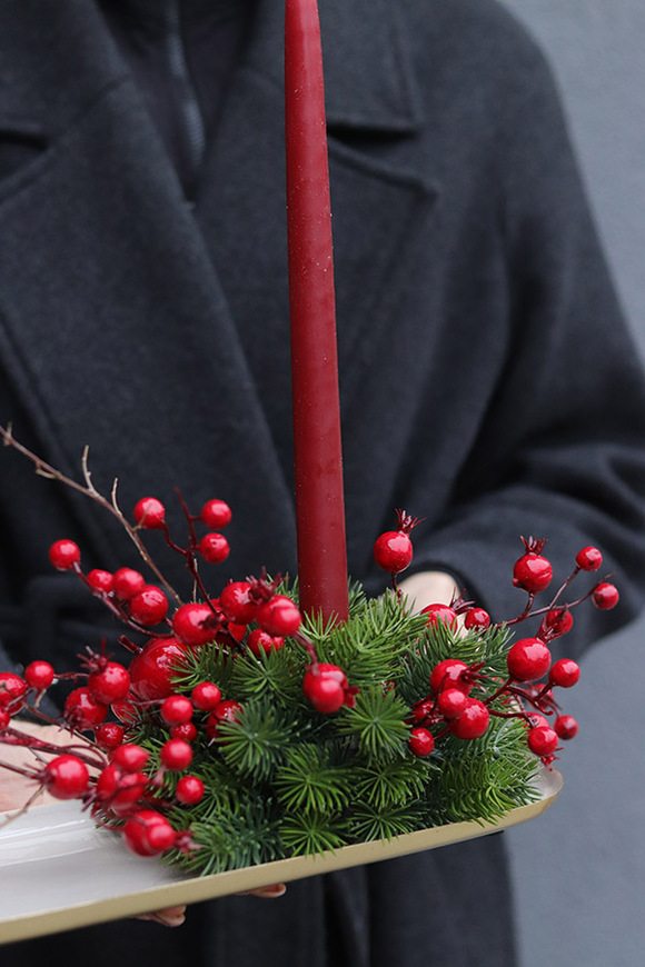 Margaret Berry, stroik ze świecami na tacy