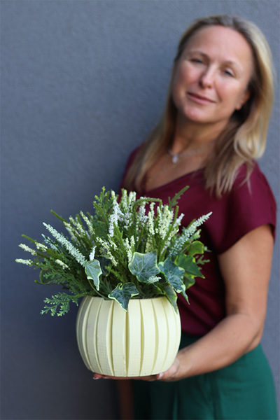 Wrzosy w Domu, kompozycja kwiatowa w drewnianej osłonce, wym.30x30x26cm