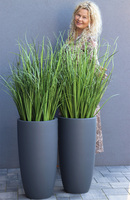 Concrete Antracyt Grande, wysokiej jakości sztuczna trawa w betonowej donicy