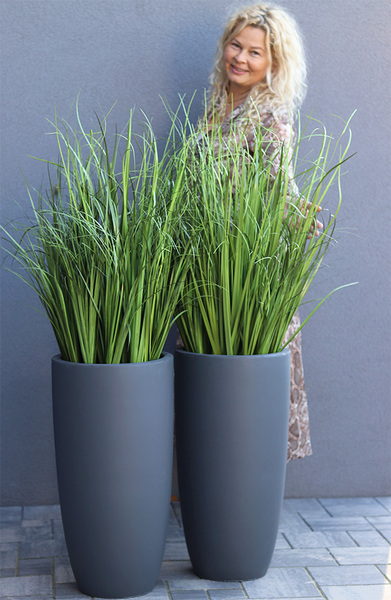 Concrete Antracyt Grande, wysokiej jakości sztuczna trawa w betonowej donicy