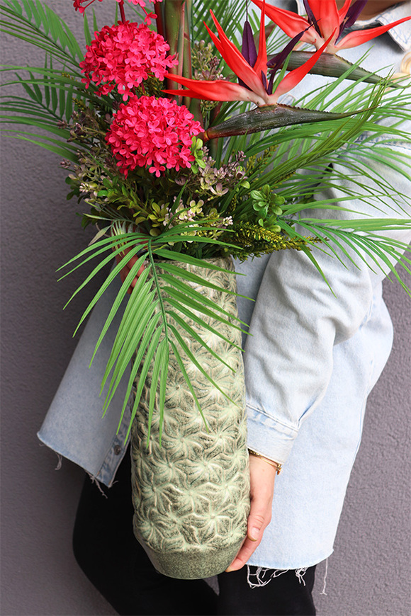 Strelicja Nedila Red, kompozycja w wysokim wazonie