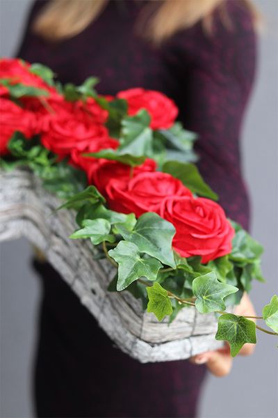 Christi Krzyż Pamięci, kompozycja nagrobna z różami