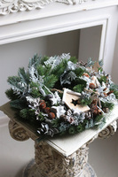 Nordic House, świąteczny wianek na drzwi