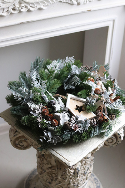 Nordic House, świąteczny wianek na drzwi