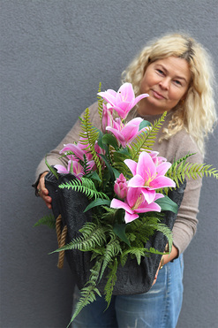 Pink Lilly Volcan, nowoczesna kompozycja nagrobna w misie, wys.58cm