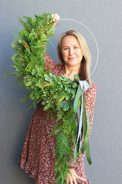 Rosiczka Subtelle, zielony wianek na obręczy, rozp.57x120cm