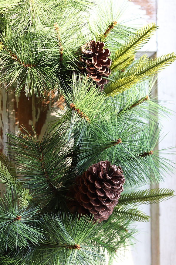 Zima w Lesie, zimowy wianek iglasty z szyszkami