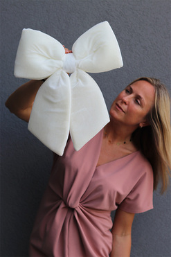 aksamitna kokarda pluszowa zawieszka, Velurri Luxus Cream, wym.43x38cm