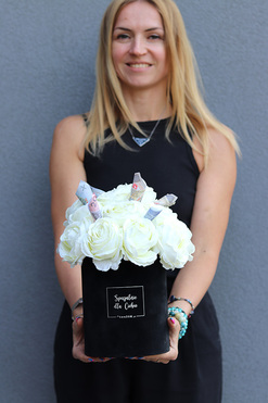 OD RĘKI Money Black&White, flowerbox okolicznościowy z kwiatów sztucznych, wys.30cm