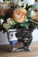 Baronessa Ideale, kompozycja kwiatowa w srebrnej donicy, wys.50x55x35cm