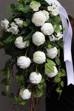 Rosalinda Roses, bukiet nagrobny do położenia, biały, dł.105cm