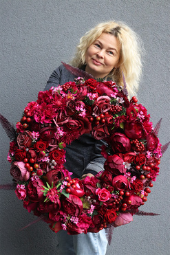 Brigita Neruta Dleicja, bogaty czerwony wianek z owocami, śr.65cm 