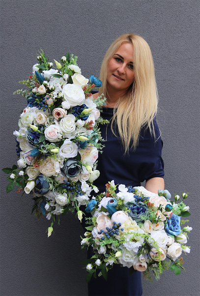 Blue Nalia Big, wiosenna kompozycja kwiatowa w srebrnej łódce, wym.40x67cm