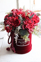 Bordina, welurowy flowerbox z czerwonymi kwiatami, wys.30cm
