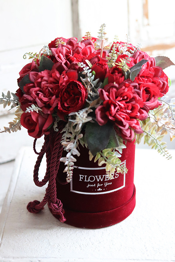 Bordina, welurowy flowerbox z czerwonymi kwiatami, wys.30cm
