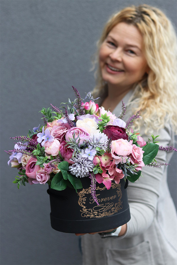 bogaty flowerbox z fioletowymi kwiatami, Gerrista, wym.29x26cm 