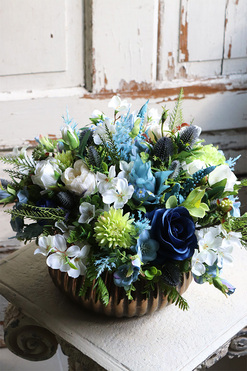 Bluesfero, kompozycja kwiatowa w miedzianej misie, wym.29x33cm 