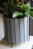 Padwa Grey, sztuczny storczyk w szarej donicy na stojaku