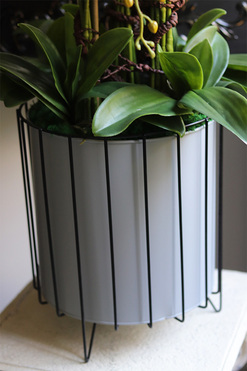 Padwa Grey, sztuczny storczyk w szarej donicy na stojaku, wys.94cm 