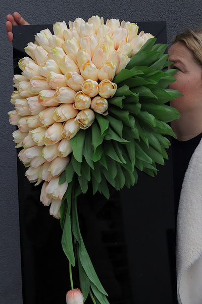 Tulippo New Design, dekoracja nagrobna na czarnej podstawie