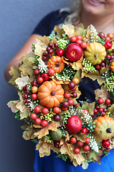 Liście i Dynie, barwny wianek z atrybutami jesieni