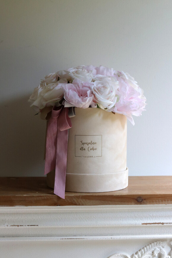 Cedite 2, welurowy flowerbox z różowymi kwiatami