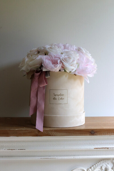 Cedite 2, welurowy flowerbox z różowymi kwiatami